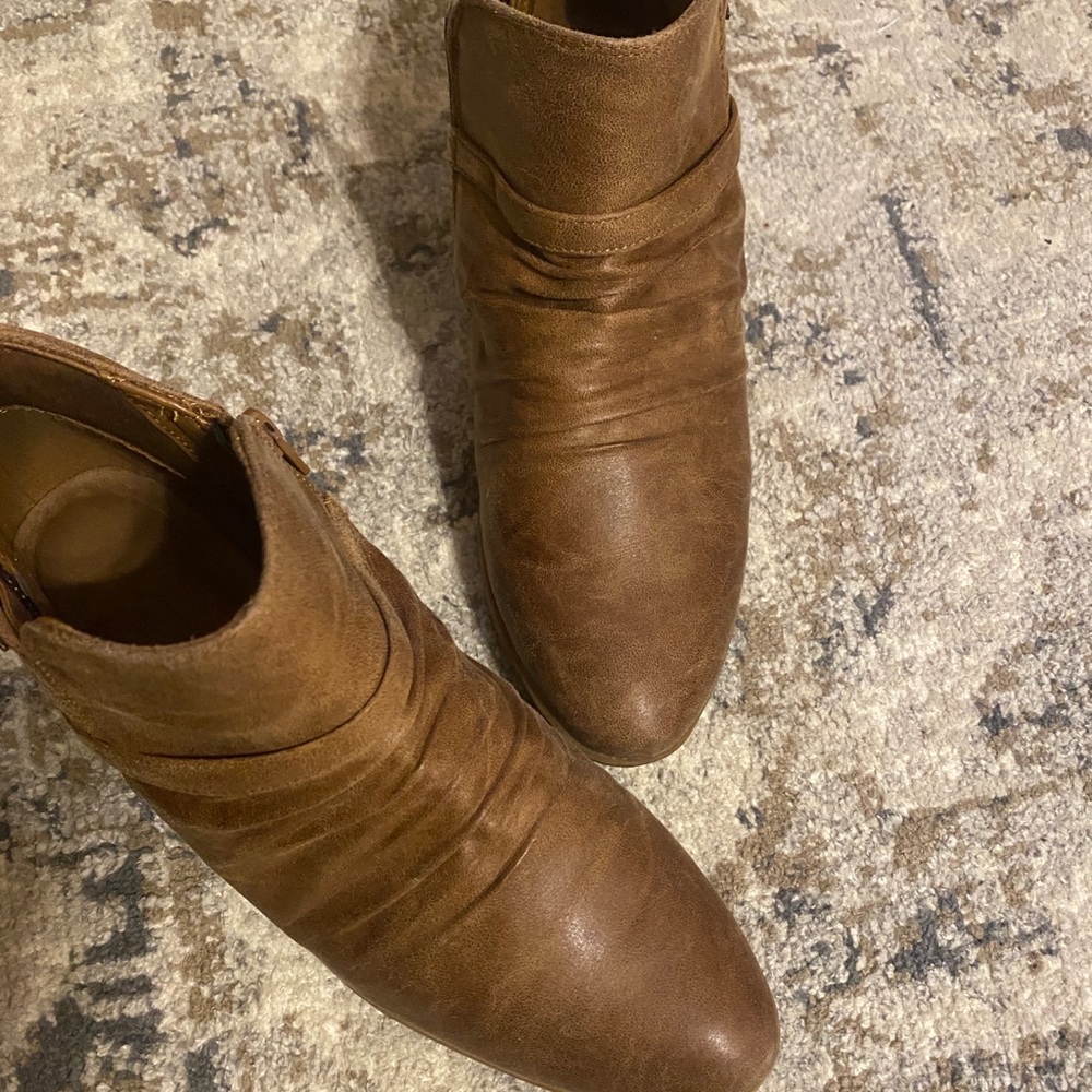 Bear trap brown ankle boot with ruched front and side zippers. Gently worn.
